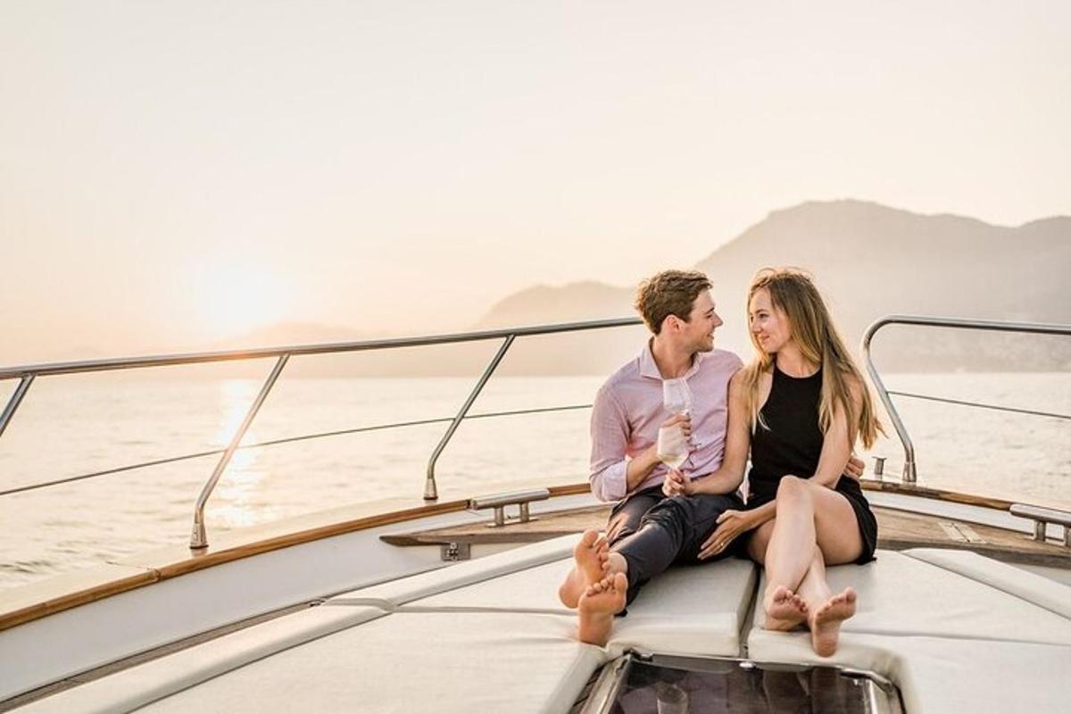 um homem e uma mulher sentados em um barco