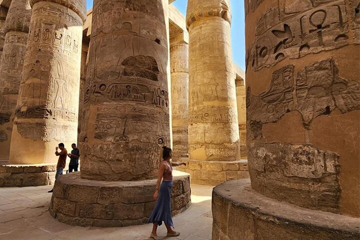una donna in piedi davanti alle colonne del tempio