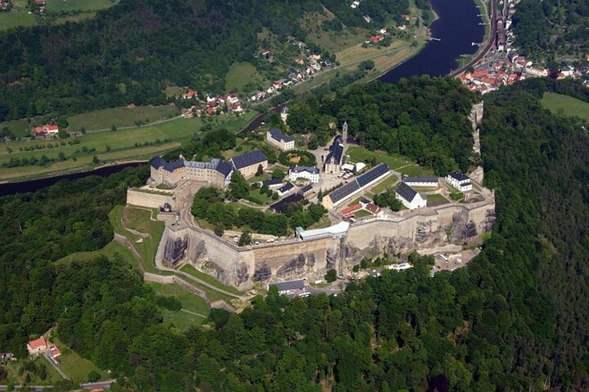 une vue aérienne d'un vieux bâtiment sur une colline