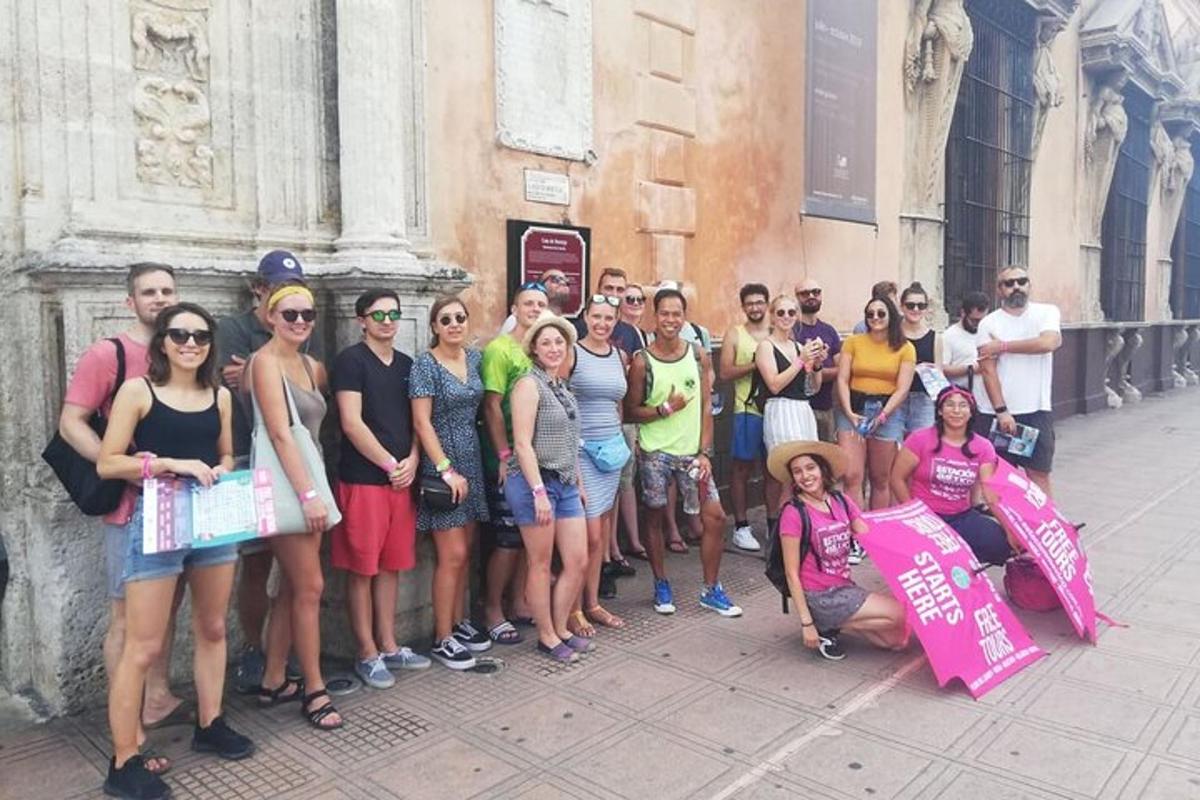 um grupo de pessoas posando para uma foto em frente a um prédio