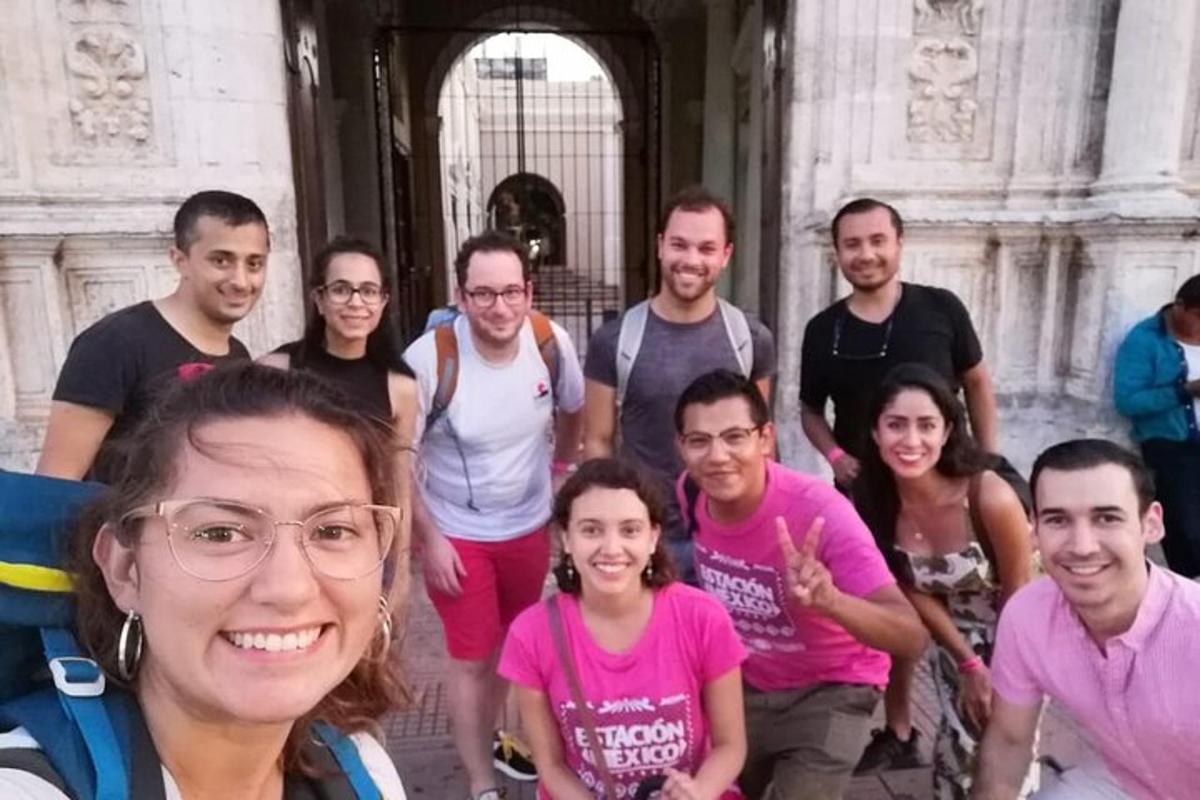 um grupo de pessoas em pé em frente a um prédio