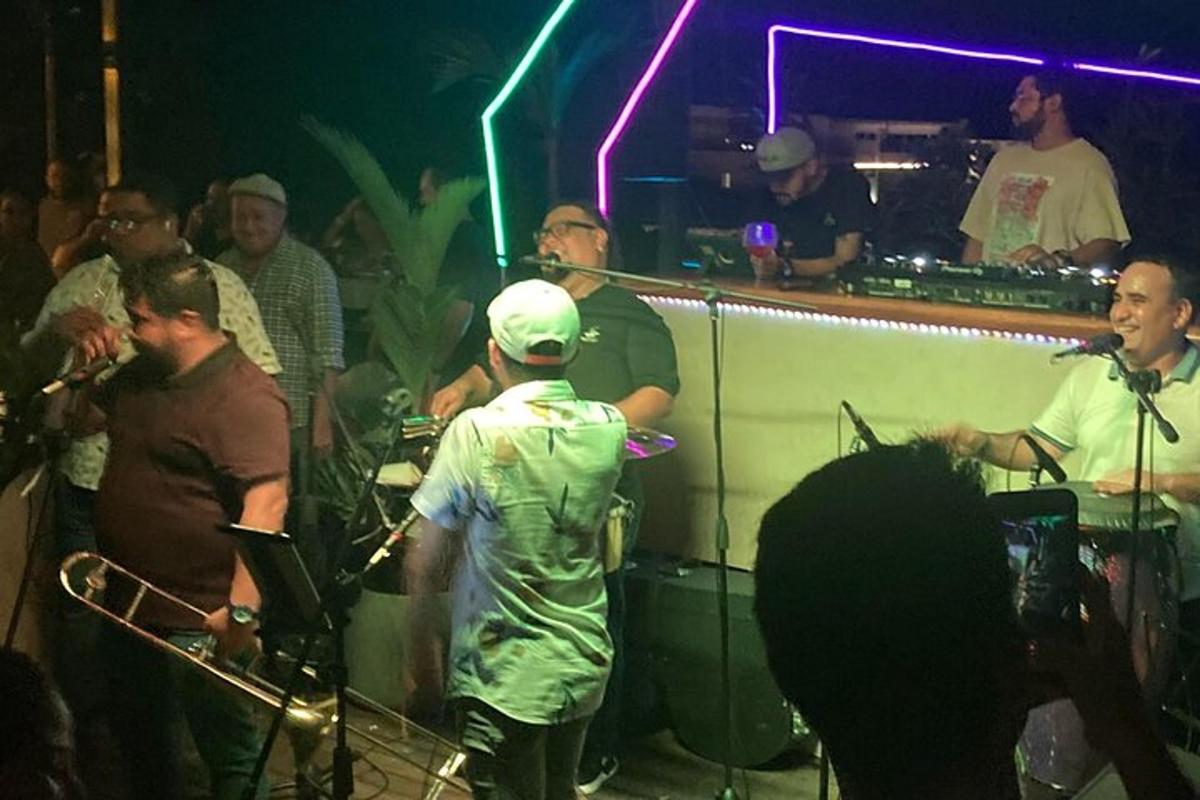 sekumpulan orang berdiri di sekeliling bar