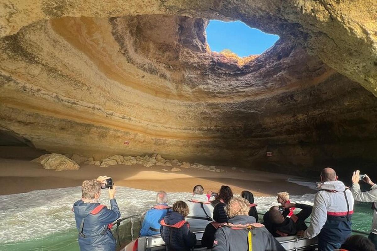 eine Gruppe von Menschen auf einem Boot in einer Höhle