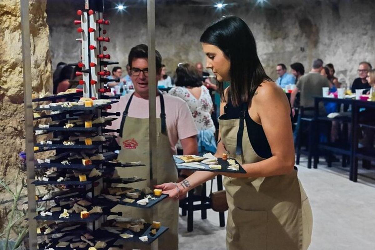 o femeie ține o tavă cu sticle de vin