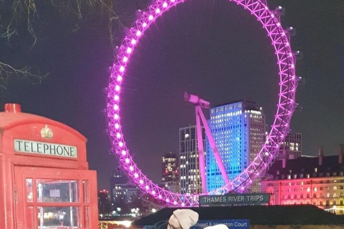 Egy londoni szem lilában világít éjszaka