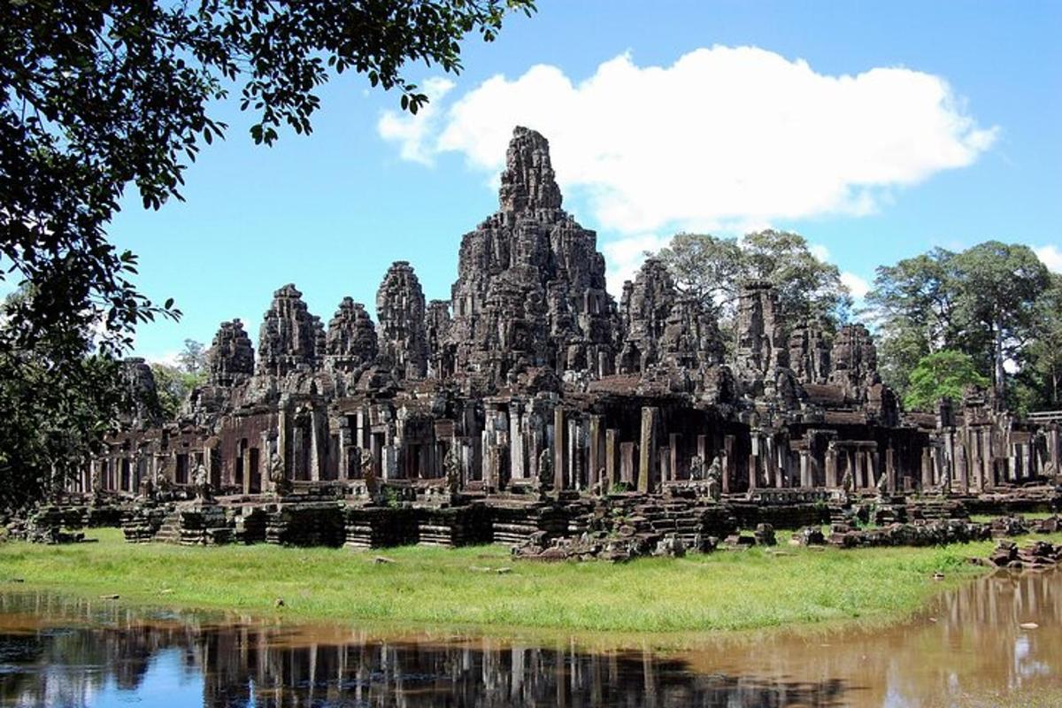 un tempio di fronte a uno specchio d'acqua