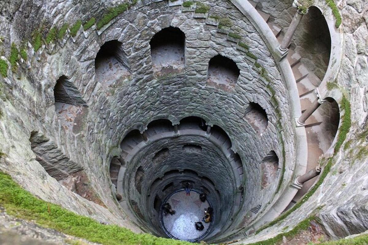 un tunel cu o grămadă de găuri în el