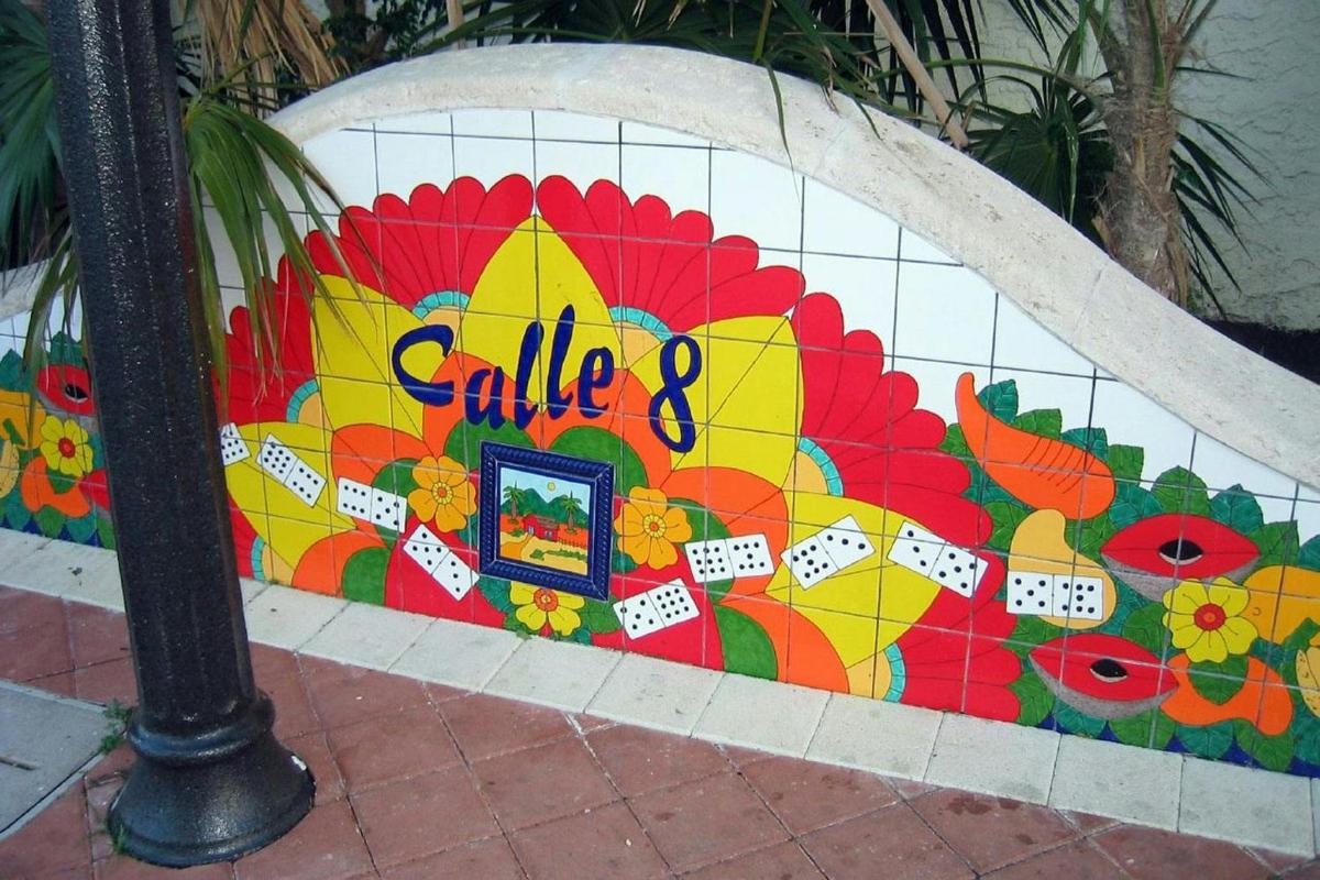un mosaico di un fiore su una parete piastrellata