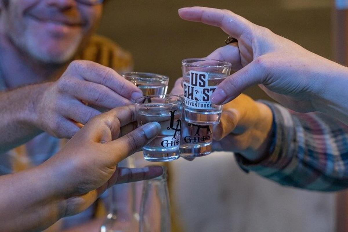 skupina ljudi, ki držijo kozarce za vino