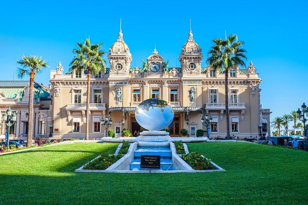 Un gran edificio con una gran pelota delante de él.