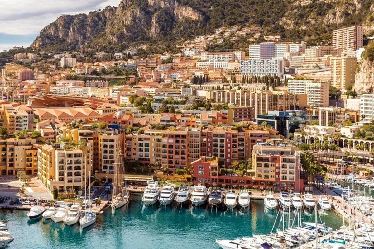 μια ομάδα σκαφών έδεσε σε ένα λιμάνι με μια πόλη