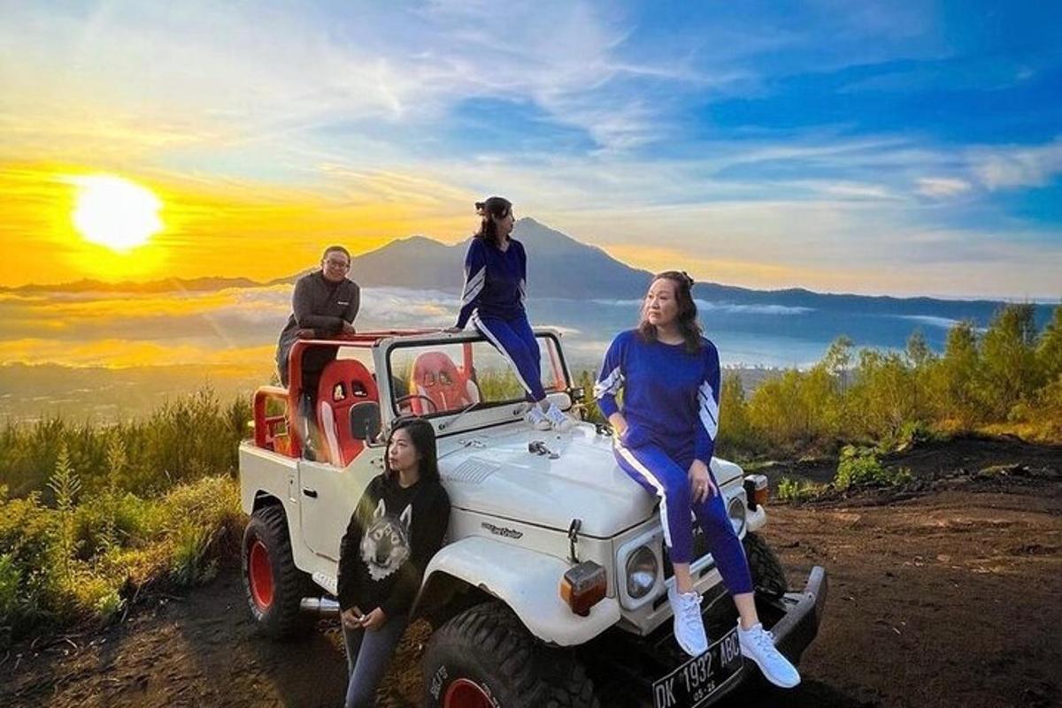 isang grupo ng mga tao na nakaupo sa ibabaw ng isang jeep