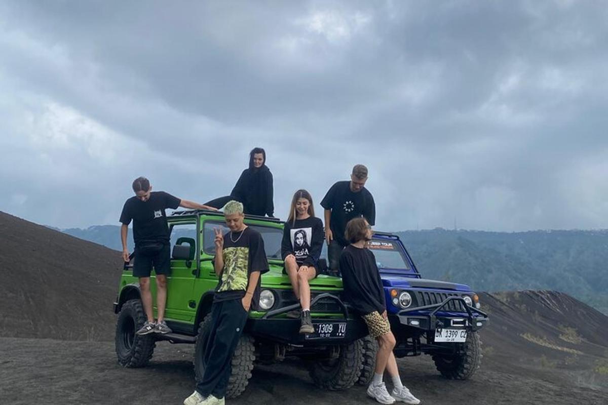 isang grupo ng mga tao na nakatayo sa likod ng isang jeep