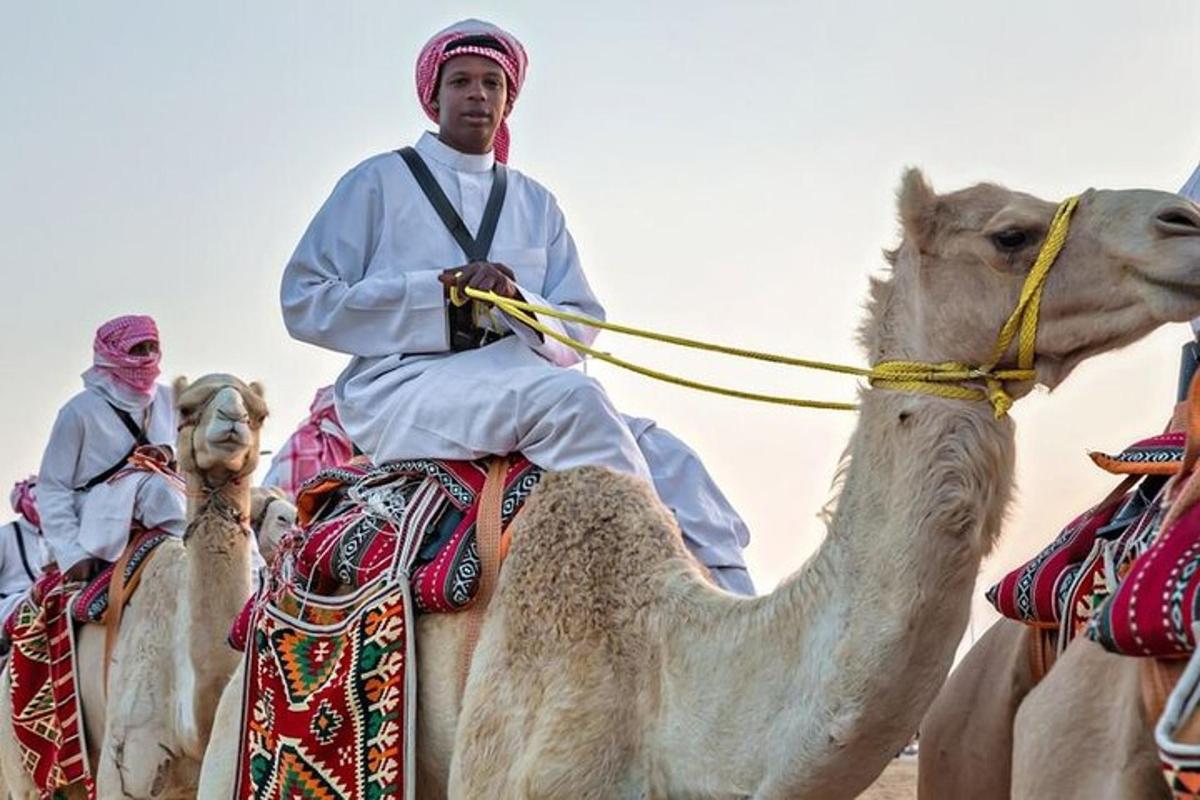 un home muntat en un camell al desert