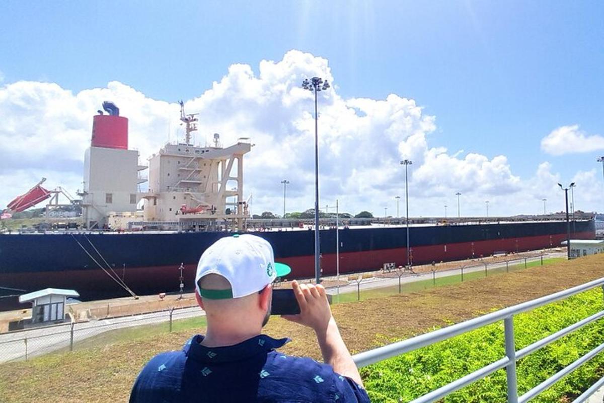 un uomo che scatta una foto di una grande nave