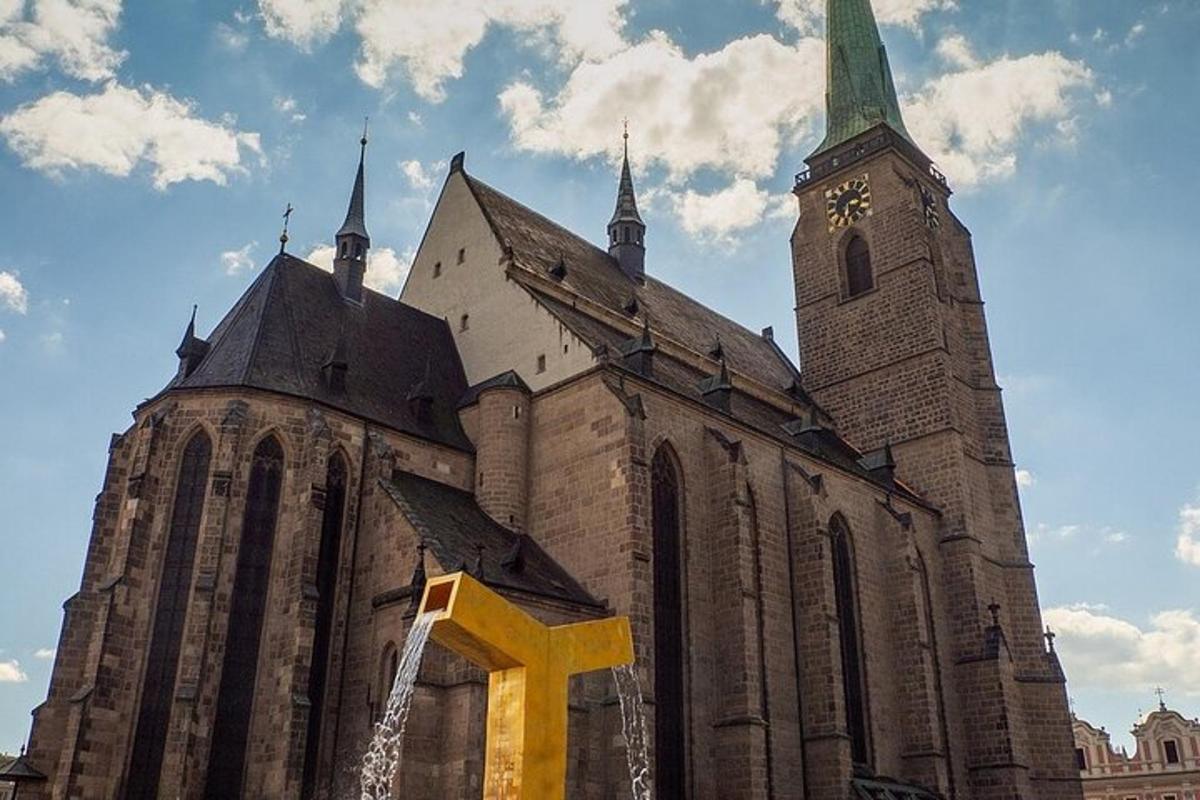 una vecchia chiesa con una torre dell'orologio e efficiente efficiente efficiente efficiente efficiente efficiente efficiente