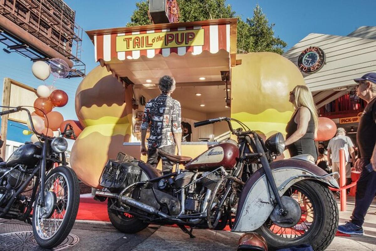 motocykl zaparkowany przed food truckiem