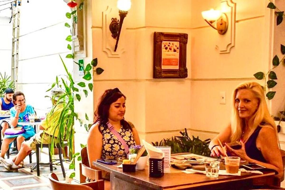 Dos mujeres sentadas en una mesa en un restaurante