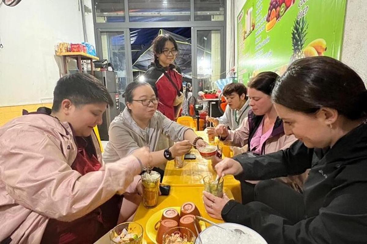 um grupo de pessoas sentadas à mesa comendo comida