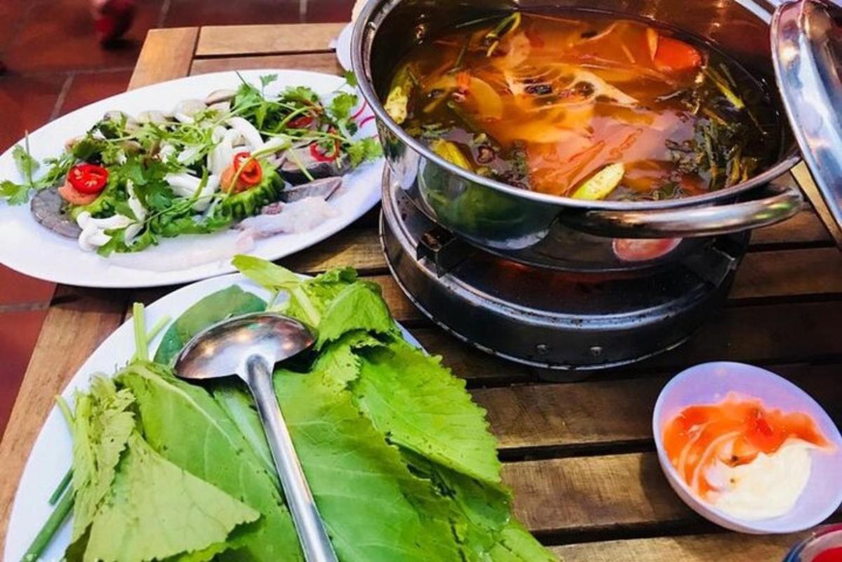 โต๊ะที่มีจานอาหารและหม้อซุป