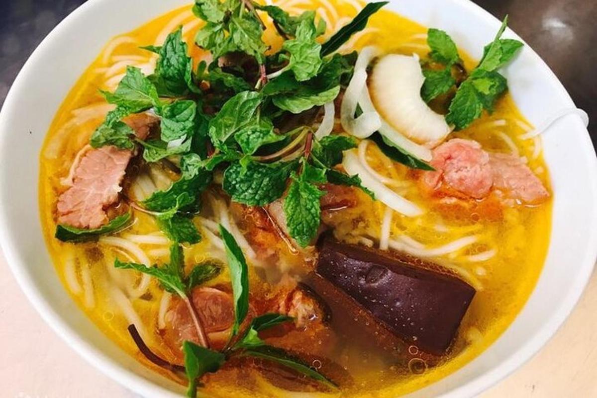 一碗有肉和蔬菜的汤
