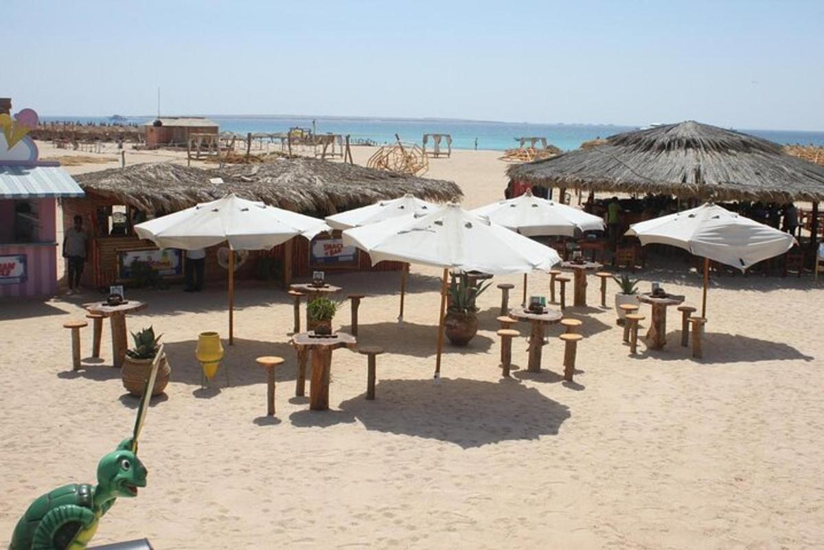 un grup de taules i para-sols a la platja