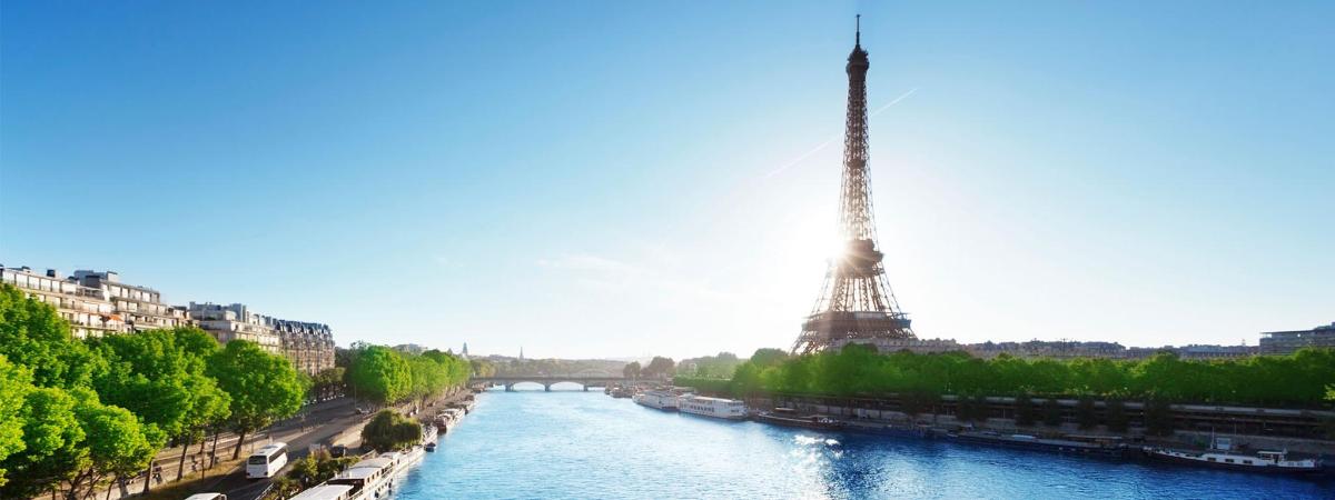 một con sông có thể nhìn thấy tháp Eiffel