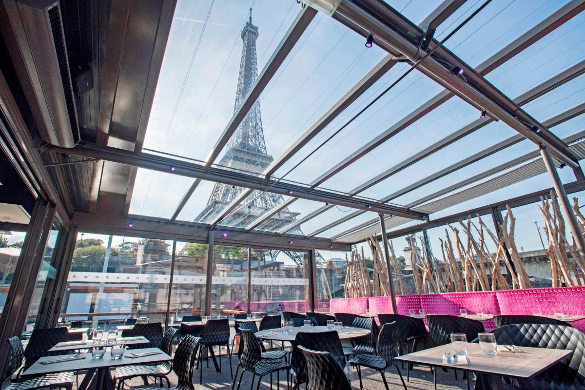 un ristorante con vista sulla torre Eiffel