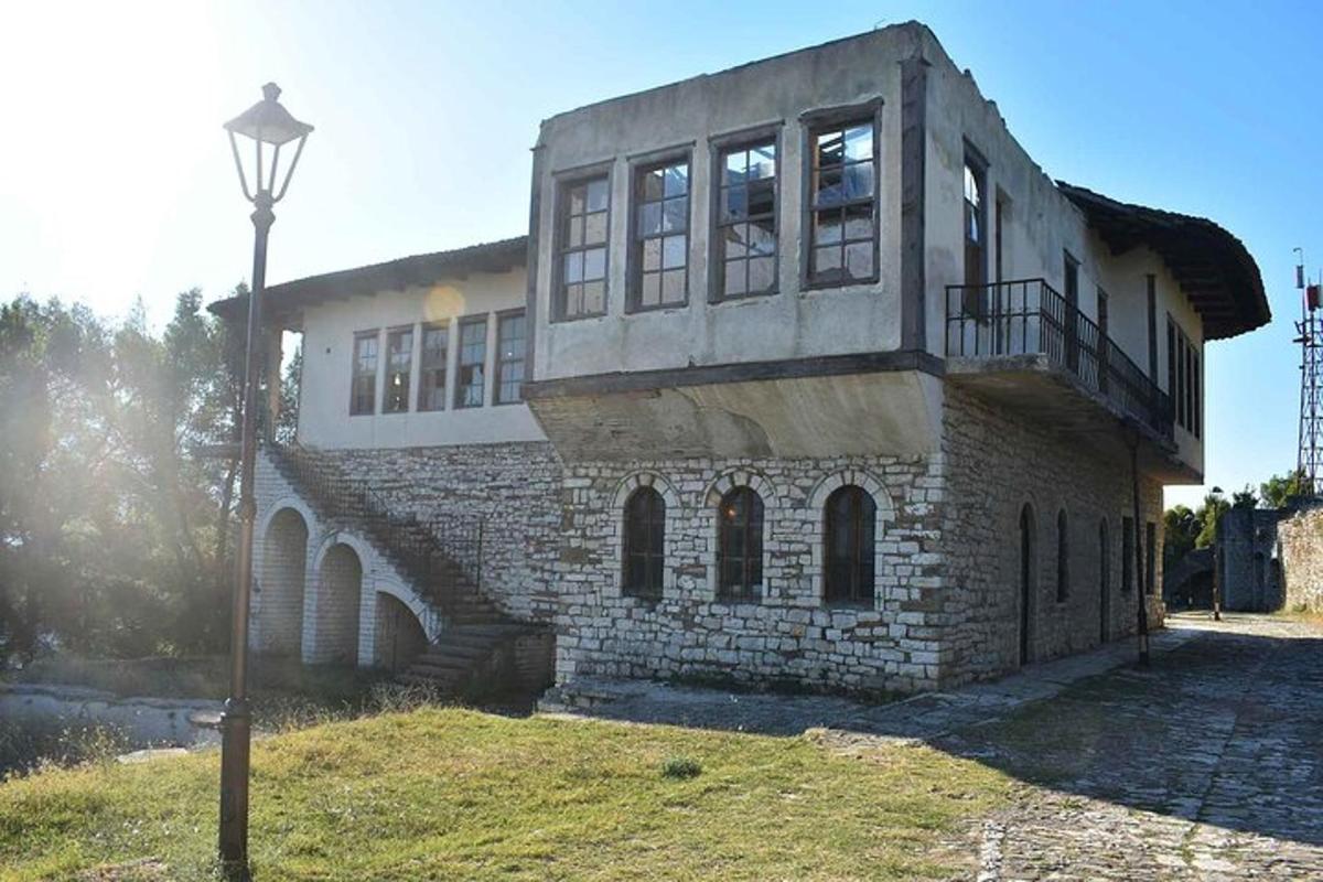 velká cihlová budova s verandou a pouličním osvětlením