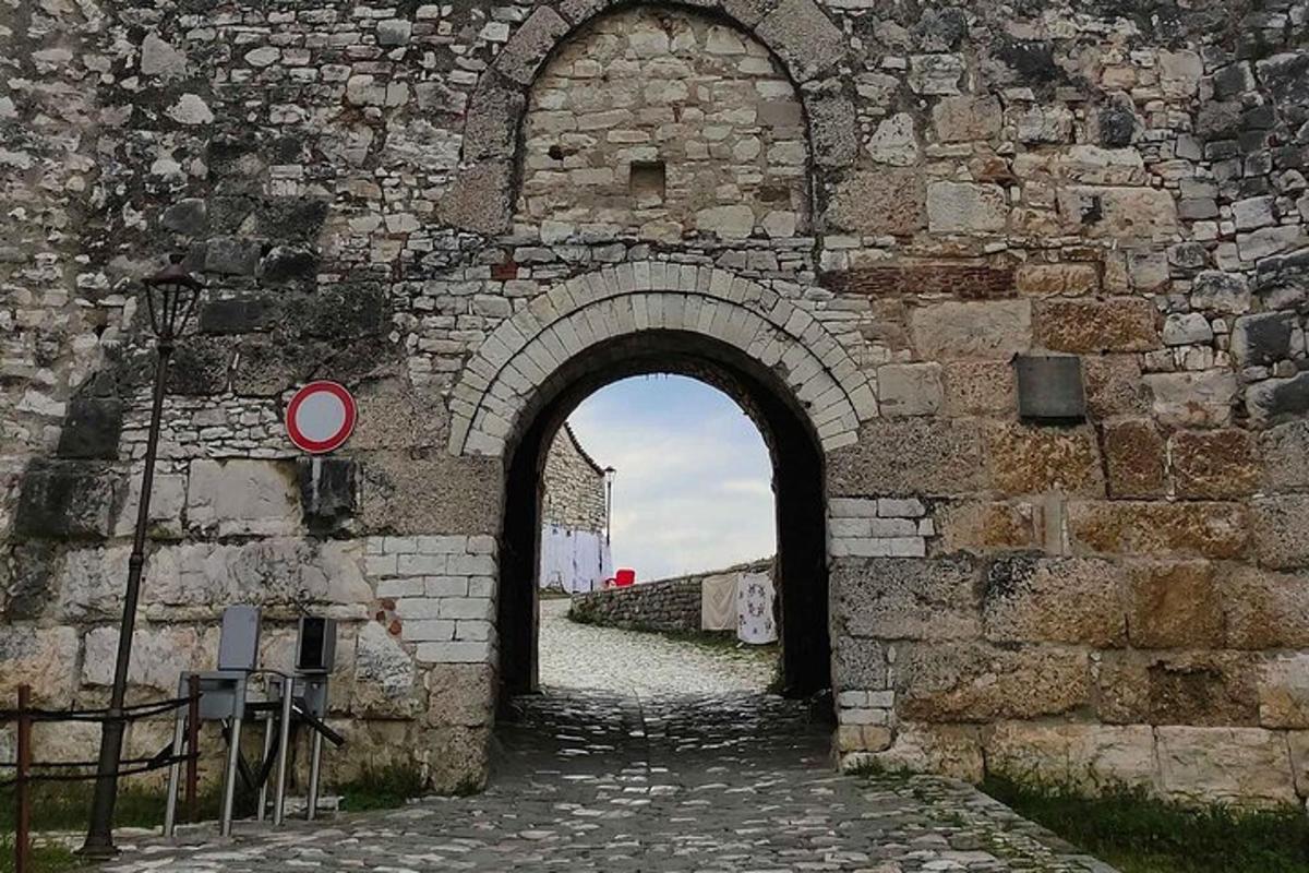 oblouk ve staré kamenné budově s uličkou