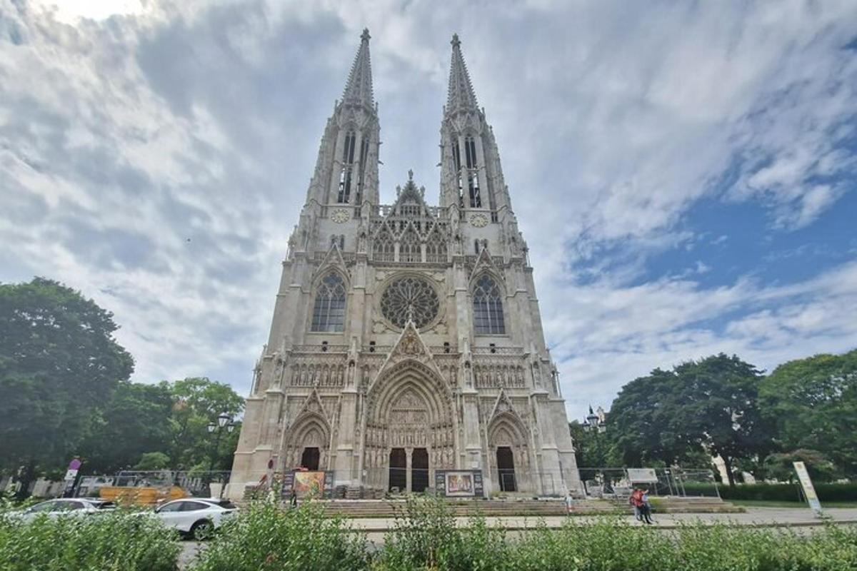 en stor katedral med to tårn på en overskyet himmel