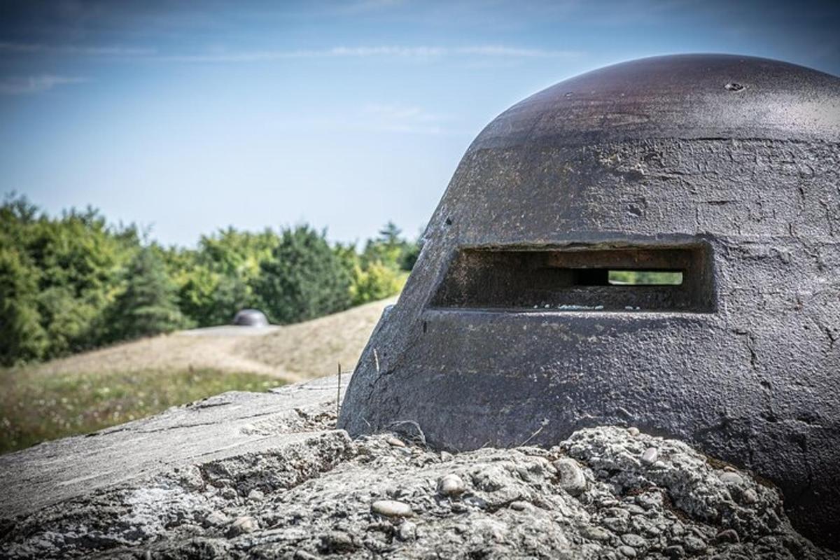 een zwart object met een raam in het vuil