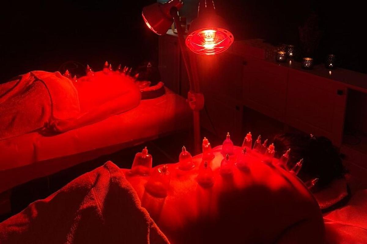 una stanza rossa con due letti e una luce rossa