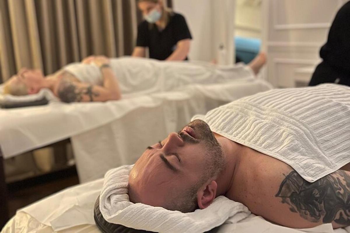 ein Mann, der in einem Krankenhaus auf einem Bett liegt