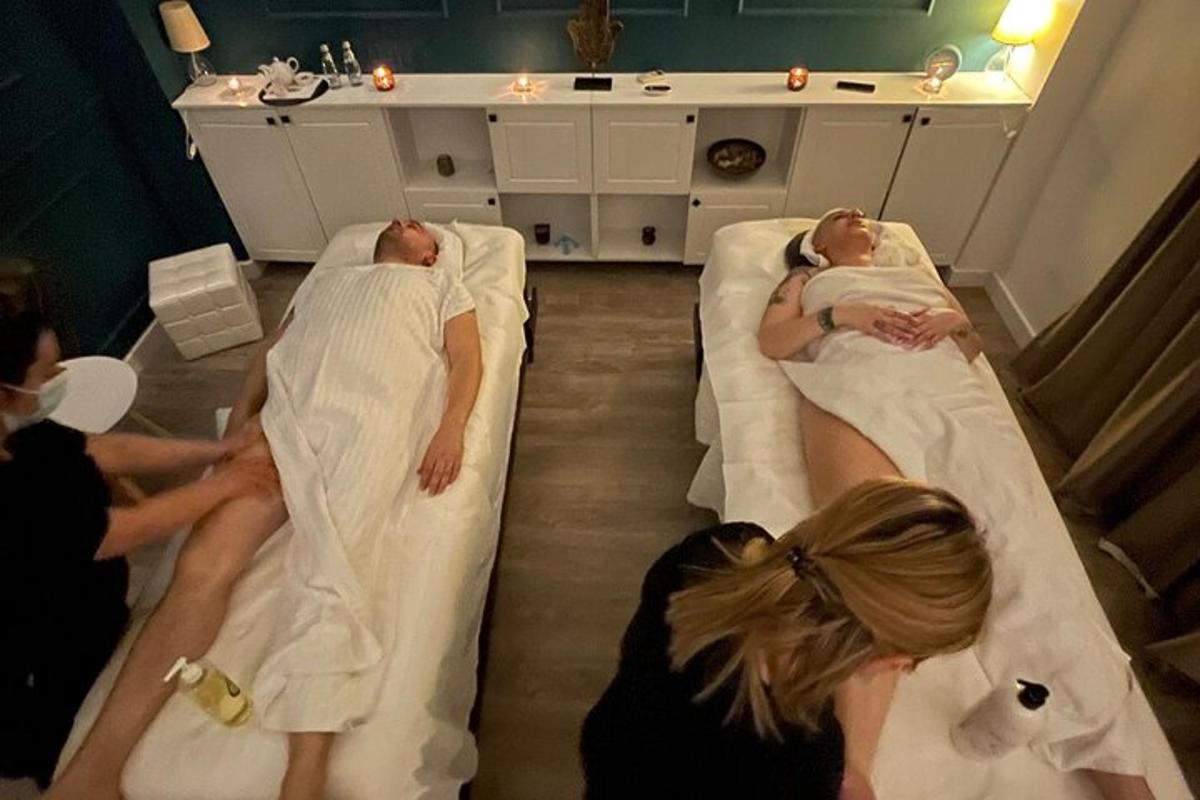 drei Personen liegen auf Betten in einem Zimmer