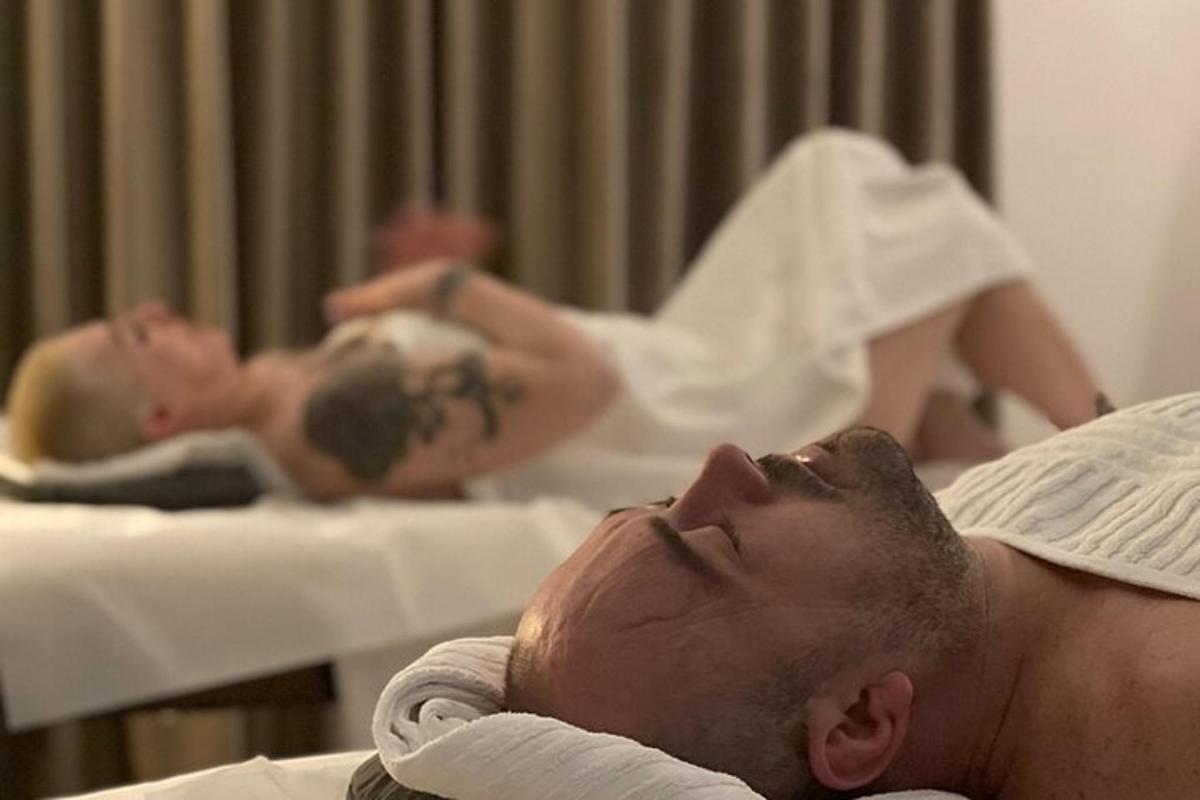 un uomo sdraiato su un letto in un ospedale