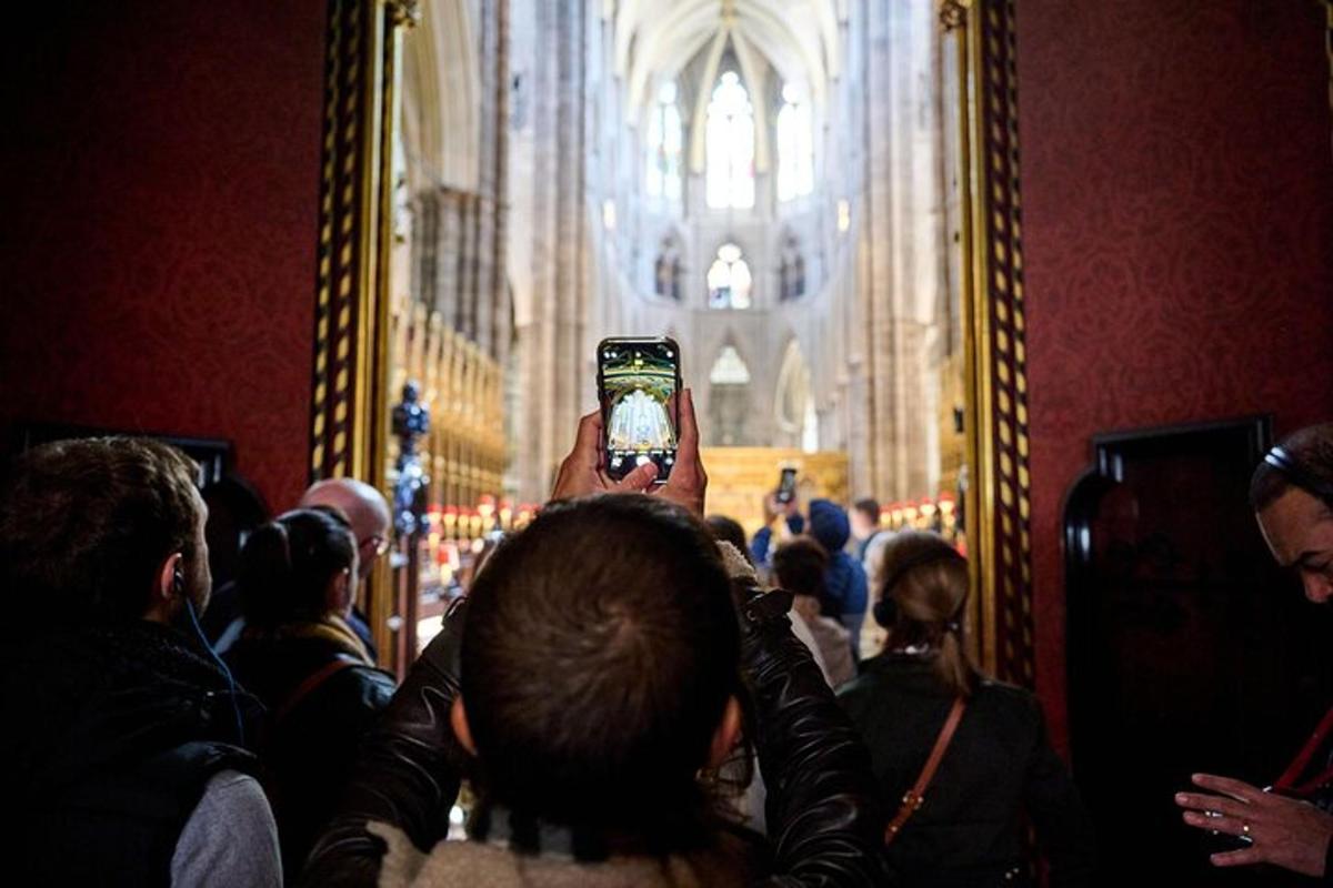 una persona tomando una fotografía de una catedral con un teléfono celular