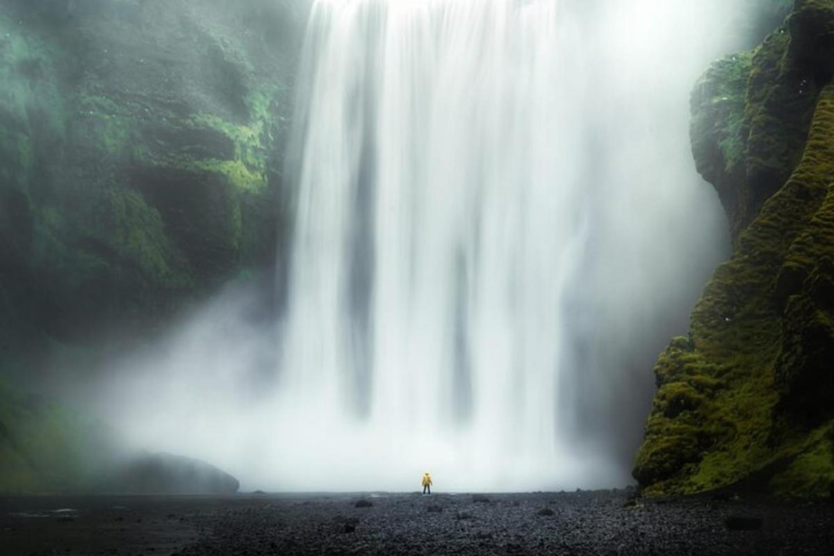 maður stendur fyrir framan foss