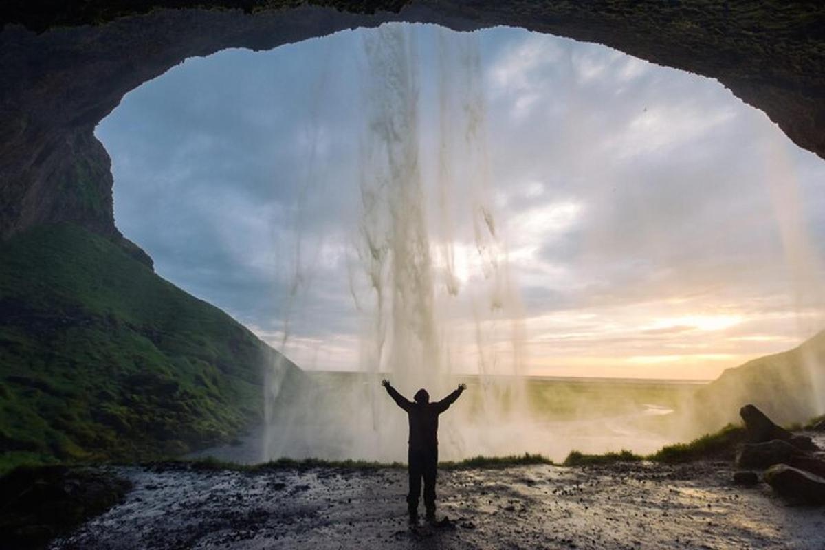 maður stendur fyrir framan foss