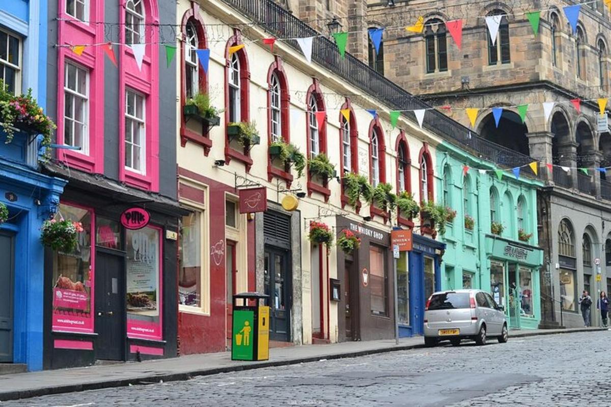 una strada con edifici colorati e un'auto parcheggiata sulla strada