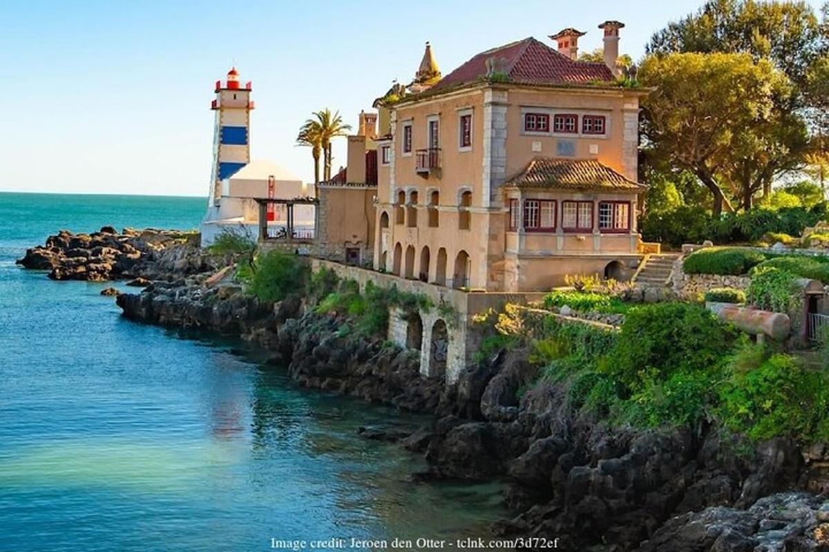 una casa e un faro vicino all'acqua