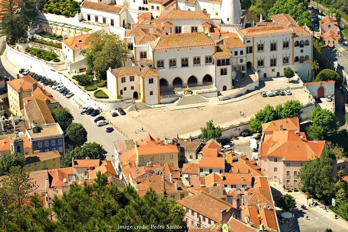 una vista aerea di una città con auto parcheggiate
