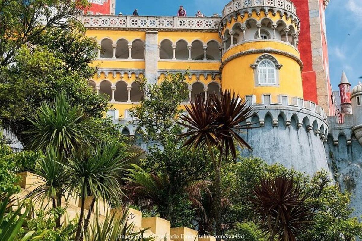 un grande edificio con alberi di fronte