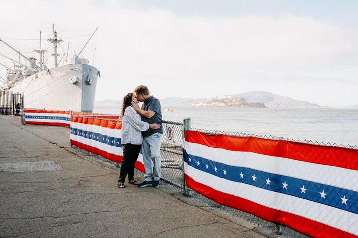 seorang pria dan wanita berdiri di samping pagar dengan bendera Amerika