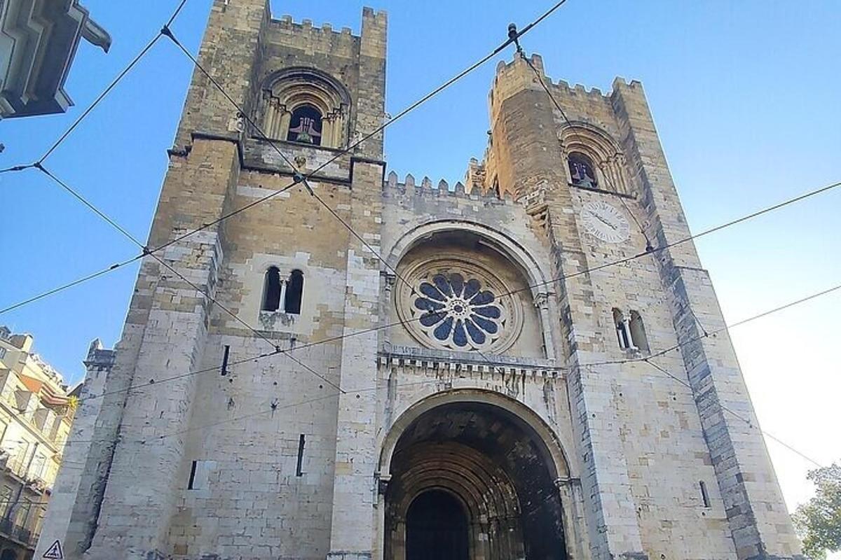 sebuah gereja batu lama dengan menara yang tinggi