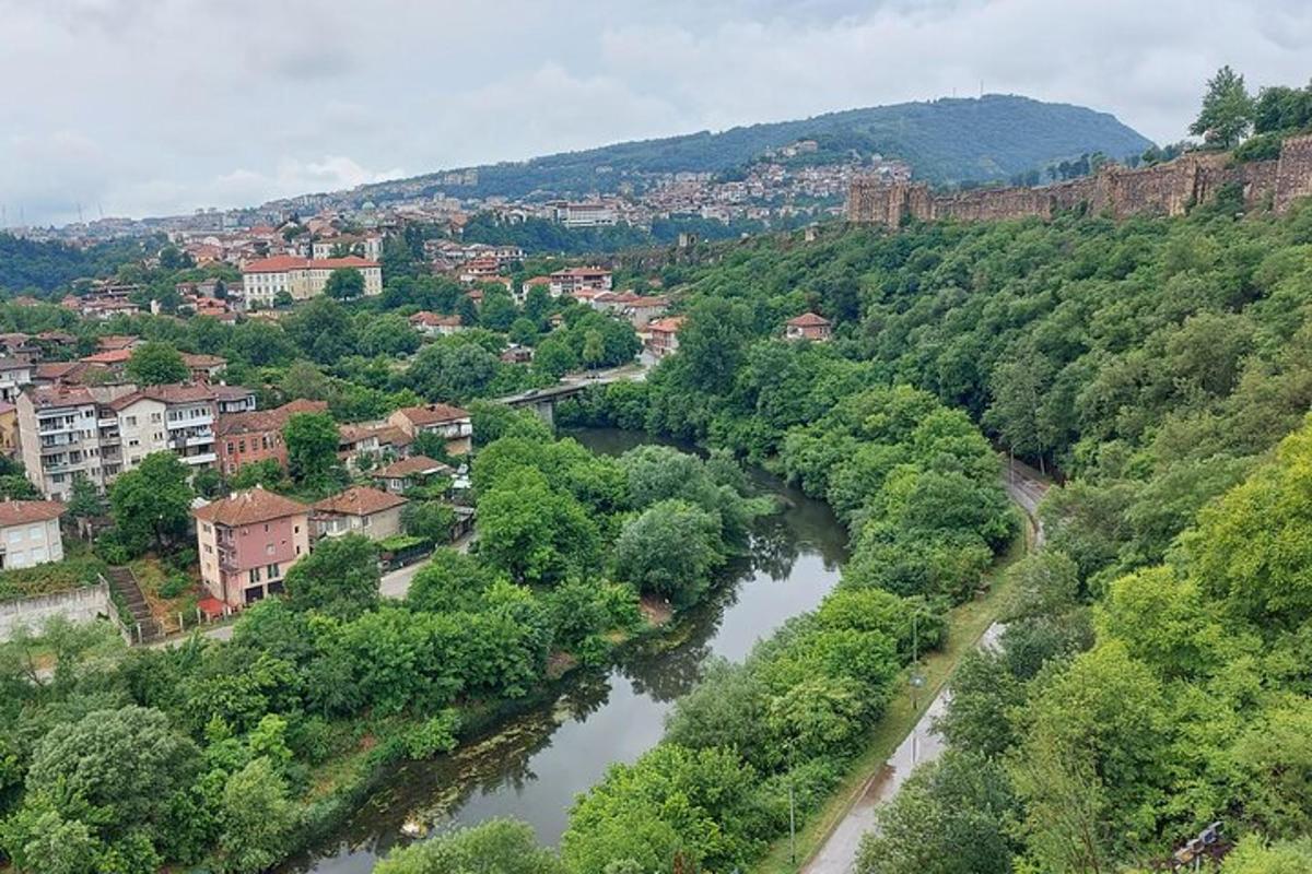 una vista aerea di un fiume in una città
