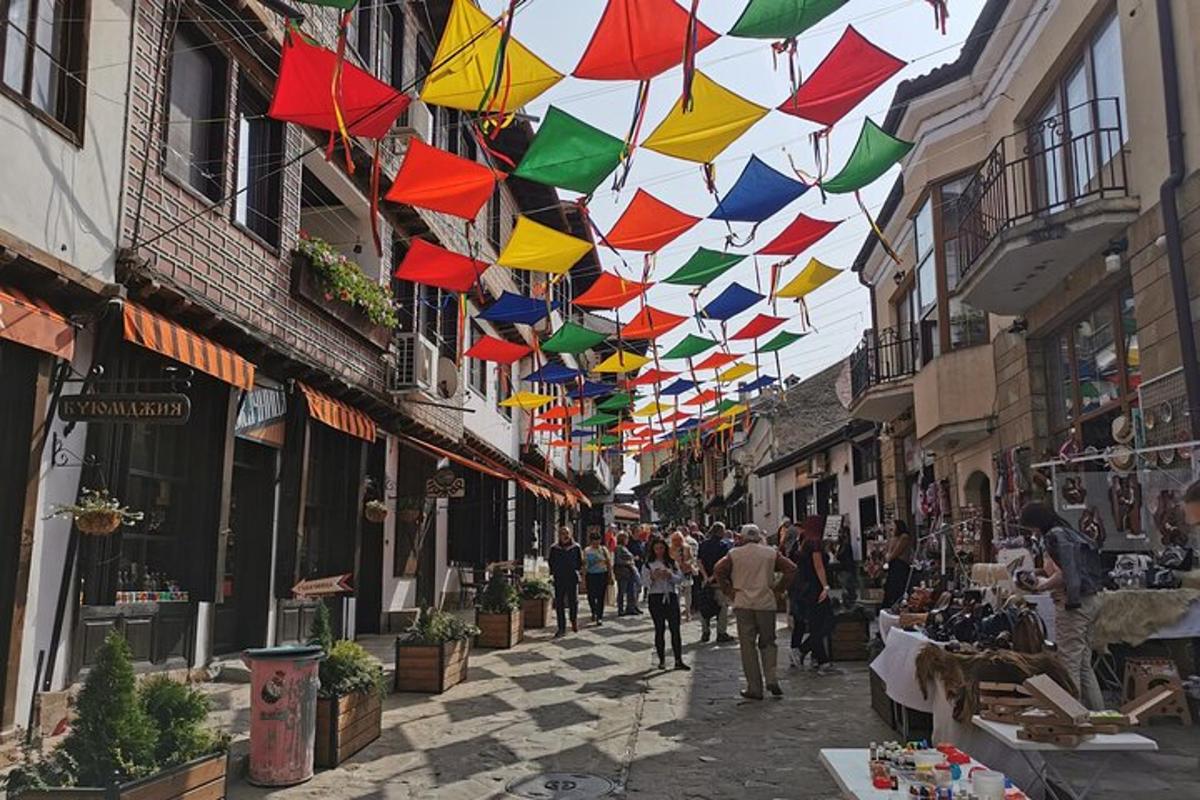 una strada con ombrelli colorati appesi agli edifici