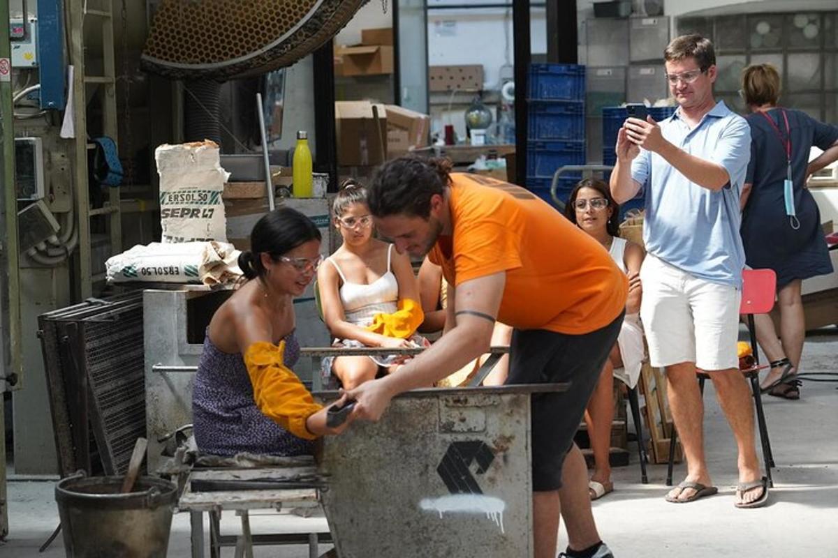 μια ομάδα ανθρώπων που ετοιμάζουν φαγητό σε μια μηχανή