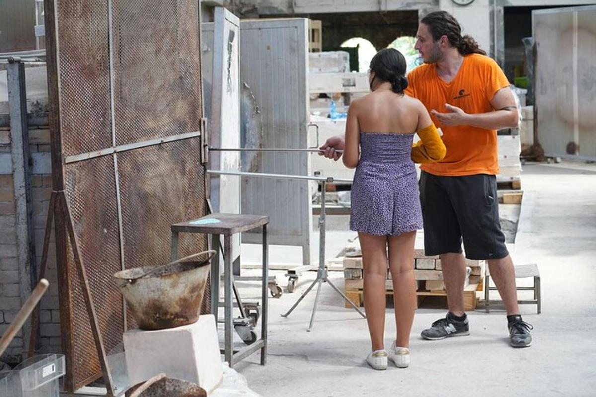 un uomo e una donna in piedi in una fabbrica