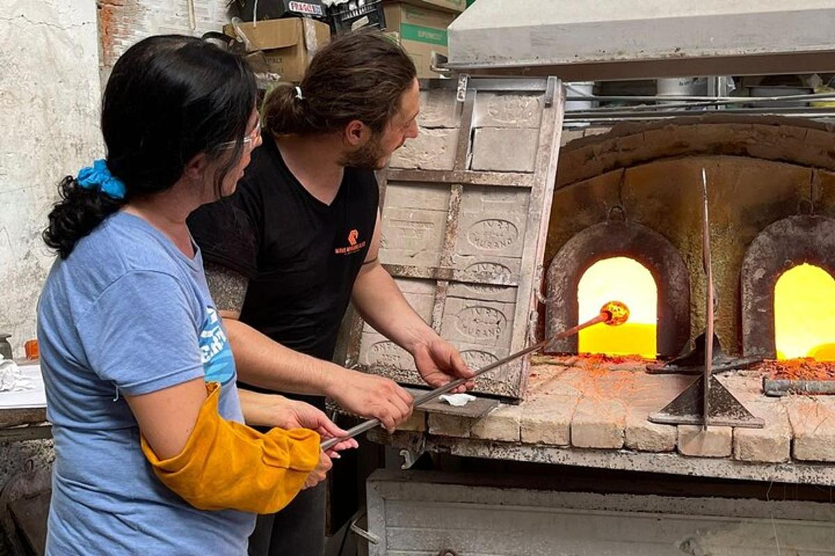 un uomo e una donna in piedi davanti a un forno per pizza